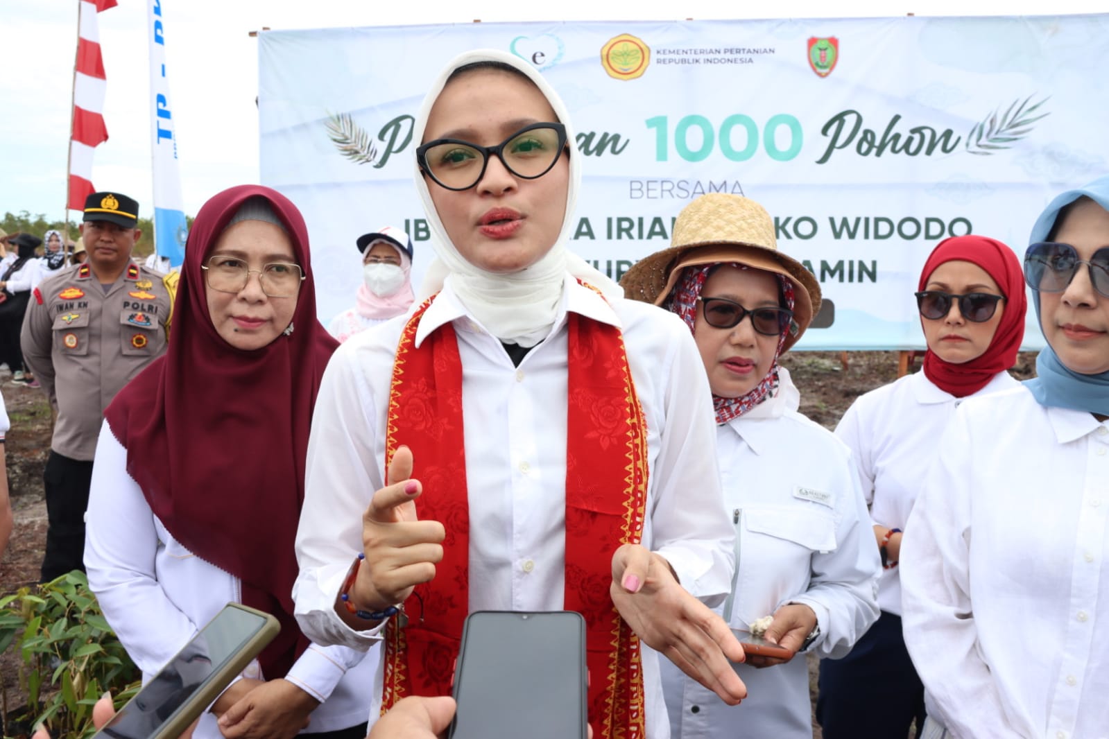 Ketua TP PKK Prov. Kalteng Ivo Sugianto Sabran Hadiri Kegiatan Gerakan Penanaman 1.000 Pohon