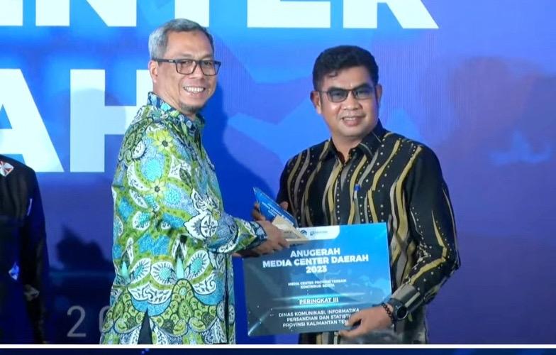 Kadiskominfosantik Prov. Kalteng Agus Siswadi Terima Penghargaan Terbaik III Nasional Pada Anugerah Media Center