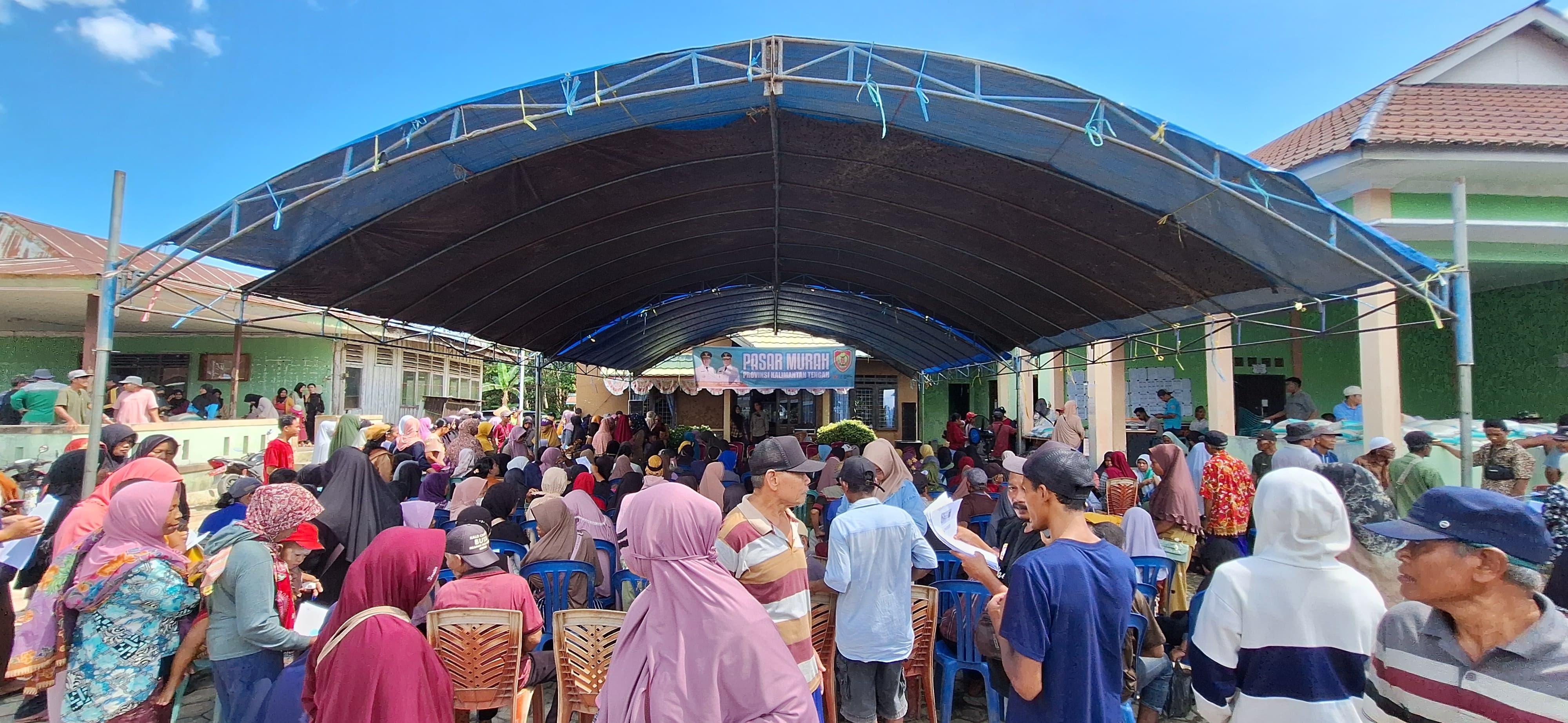 Wagub Kalteng Edy Pratowo Salurkan Beras Subsidi Pada Pasar Murah di Kantor Kecamatan Sebangau Kuala