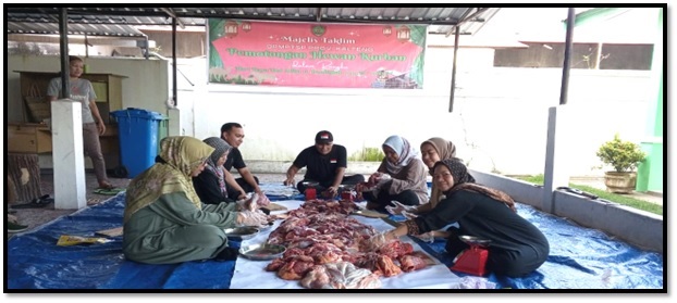 Majelis Taklim Dinas Penanaman Modal dan Pelayanan Terpadu Satu Pintu Prov. Kalteng Laksanakan Pemotongan Hewan Kurban