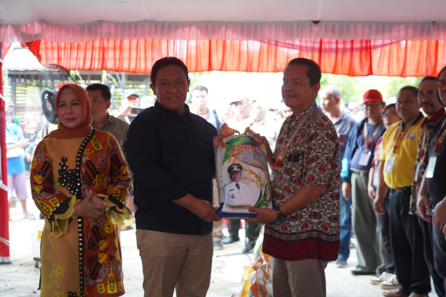 Wagub Kalteng Edy Pratowo Buka Pasar Murah di Kabupaten Pulang Pisau, Dalam Rangka Berikan Dukungan Pada Kegiatan Pesparawi Tingkat Prov. Kalteng yang ke-17