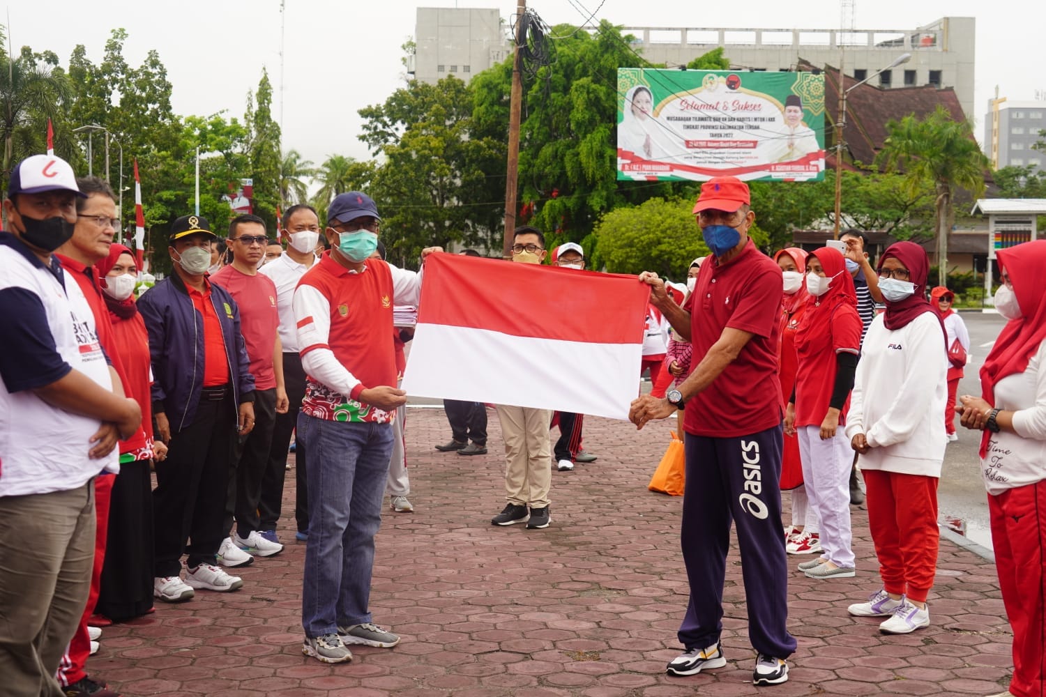 Semarakkan HUT RI, Pemprov bagikan bendera merah putih kepada warga