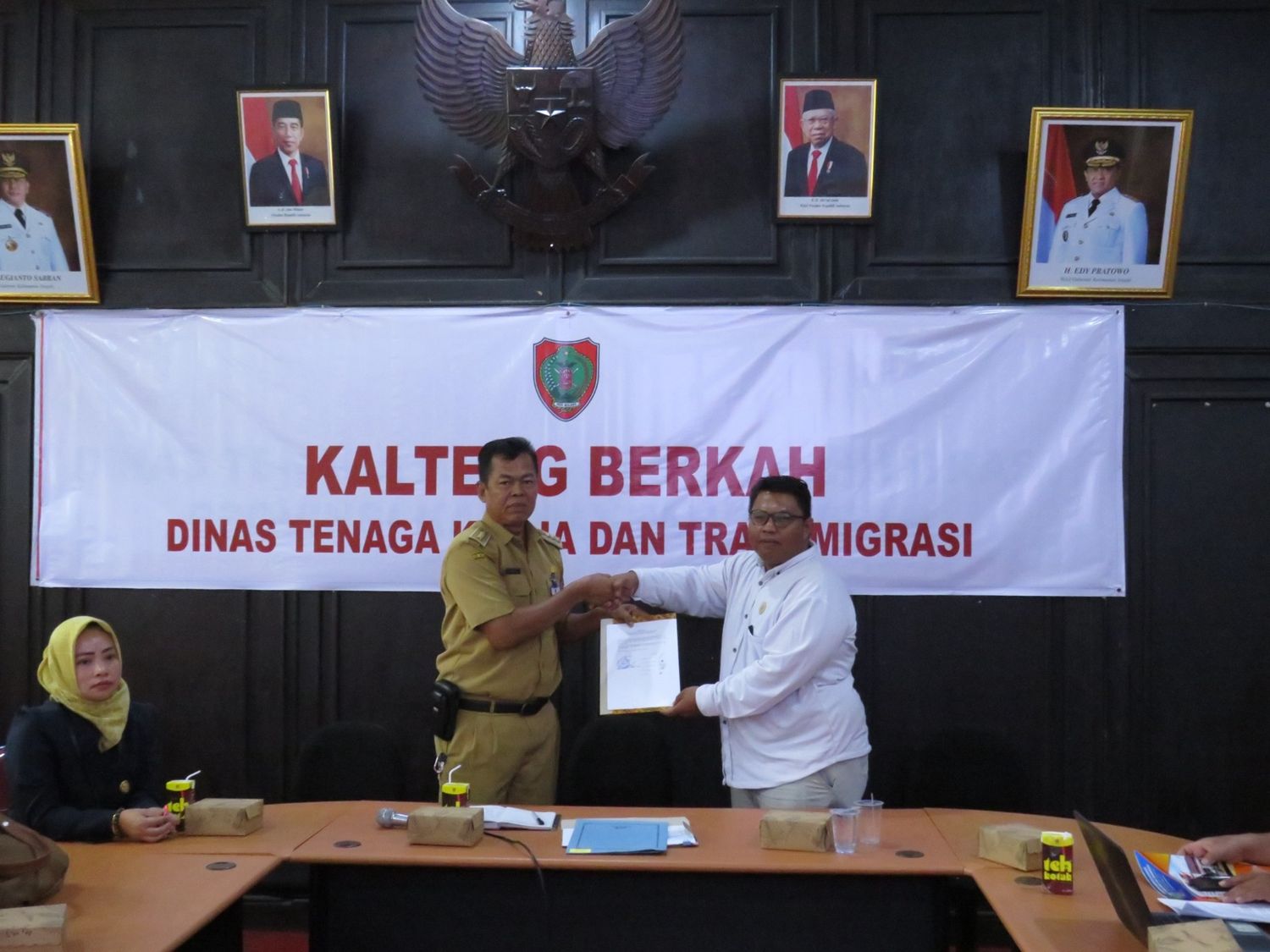 Kepala Disnakertrans Farid Wajdi Sambut Kedatangan Wakil Ketua Komisi Informasi Linggarjati dan Anggota Komisi Informasi Anita Fransiska  bersama Tim Teknis