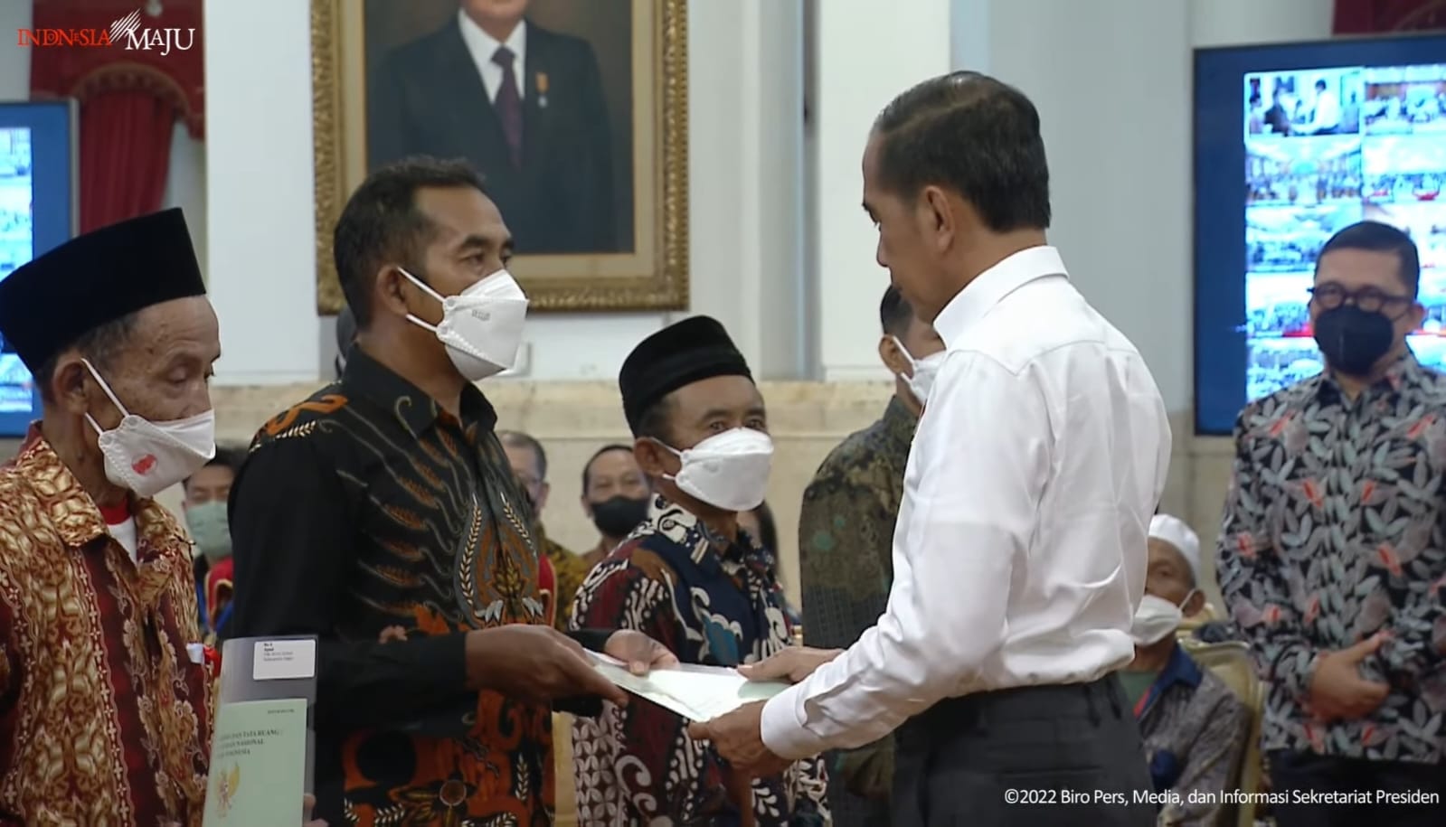 Presiden Joko Widodo Serahkan Sertipikat Tanah Secara Simbolis Kepada Rakyat Di Seluruh Indonesia