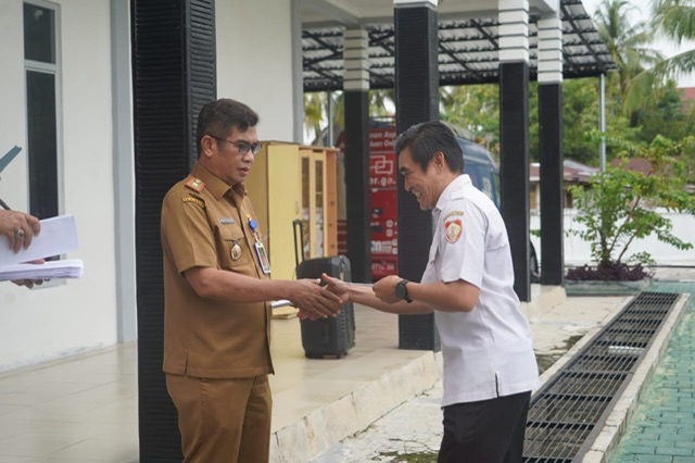 Kepala Diskominfosantik Prov. Kalteng Agus Siswadi Serahkan Tali Asih Kepada PPNPN di Lingkup Diskominfosantik Prov. Kalteng