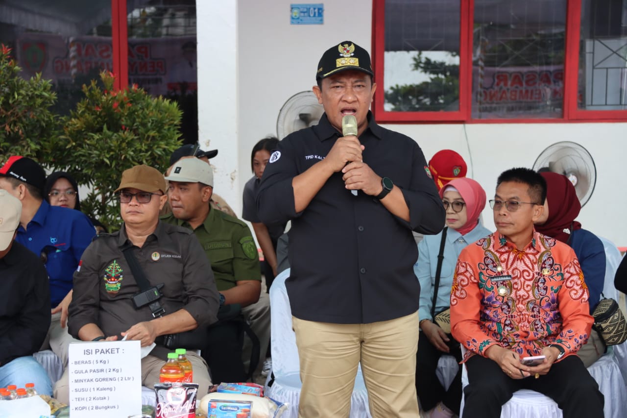 Wagub Edy Pratowo Buka Pasar Penyeimbang di Halaman Kantor Camat Laung Tuhup