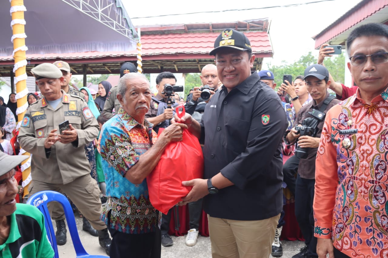 Wagub Edy Pratowo Buka Pasar Penyeimbang di Halaman Kantor Camat Laung Tuhup