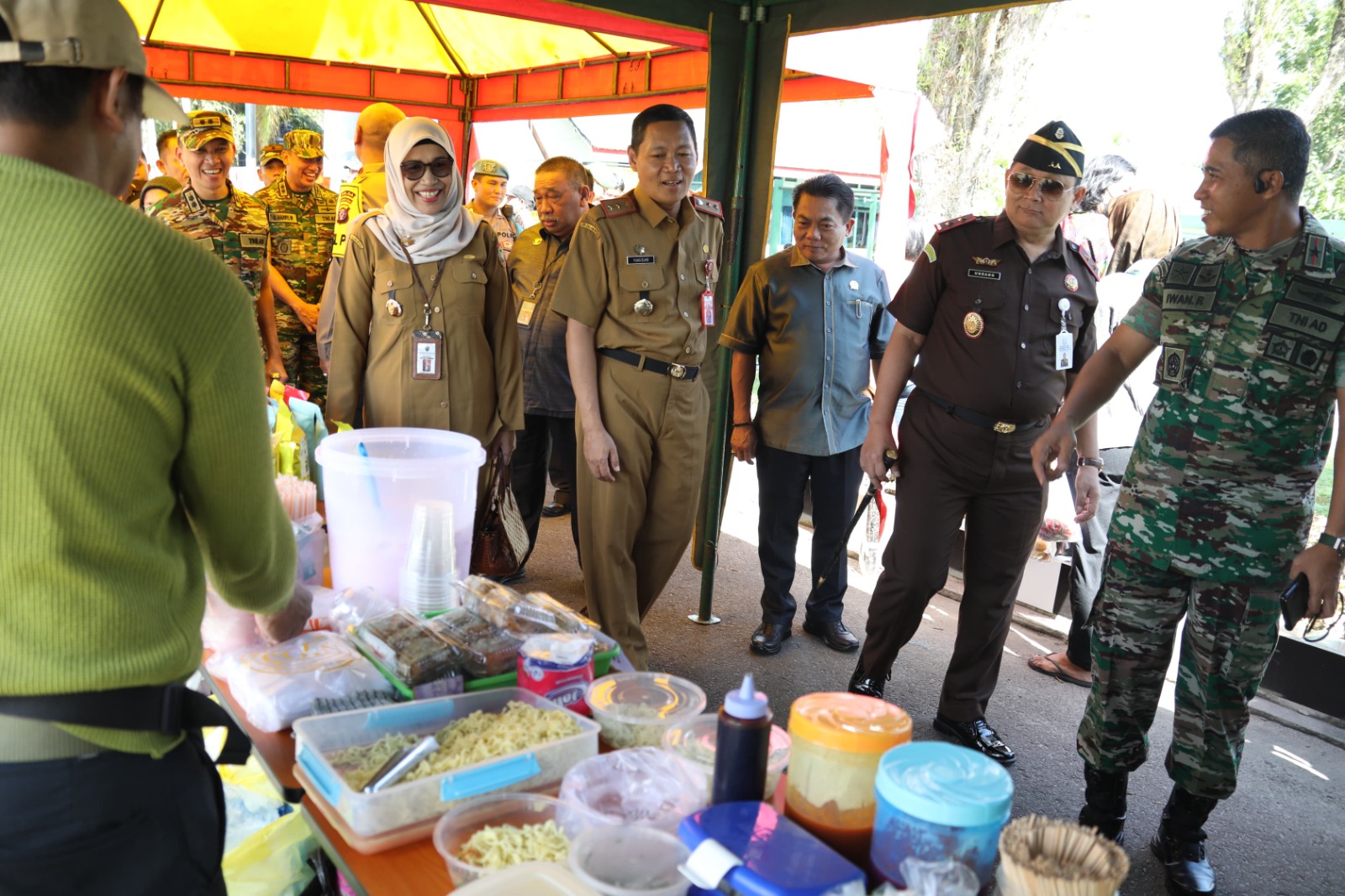 Sahli Yuas Elko : Pemprov Kalteng Apresiasi Bazar TNI yang Dibuka oleh Danrem 102/Pjg