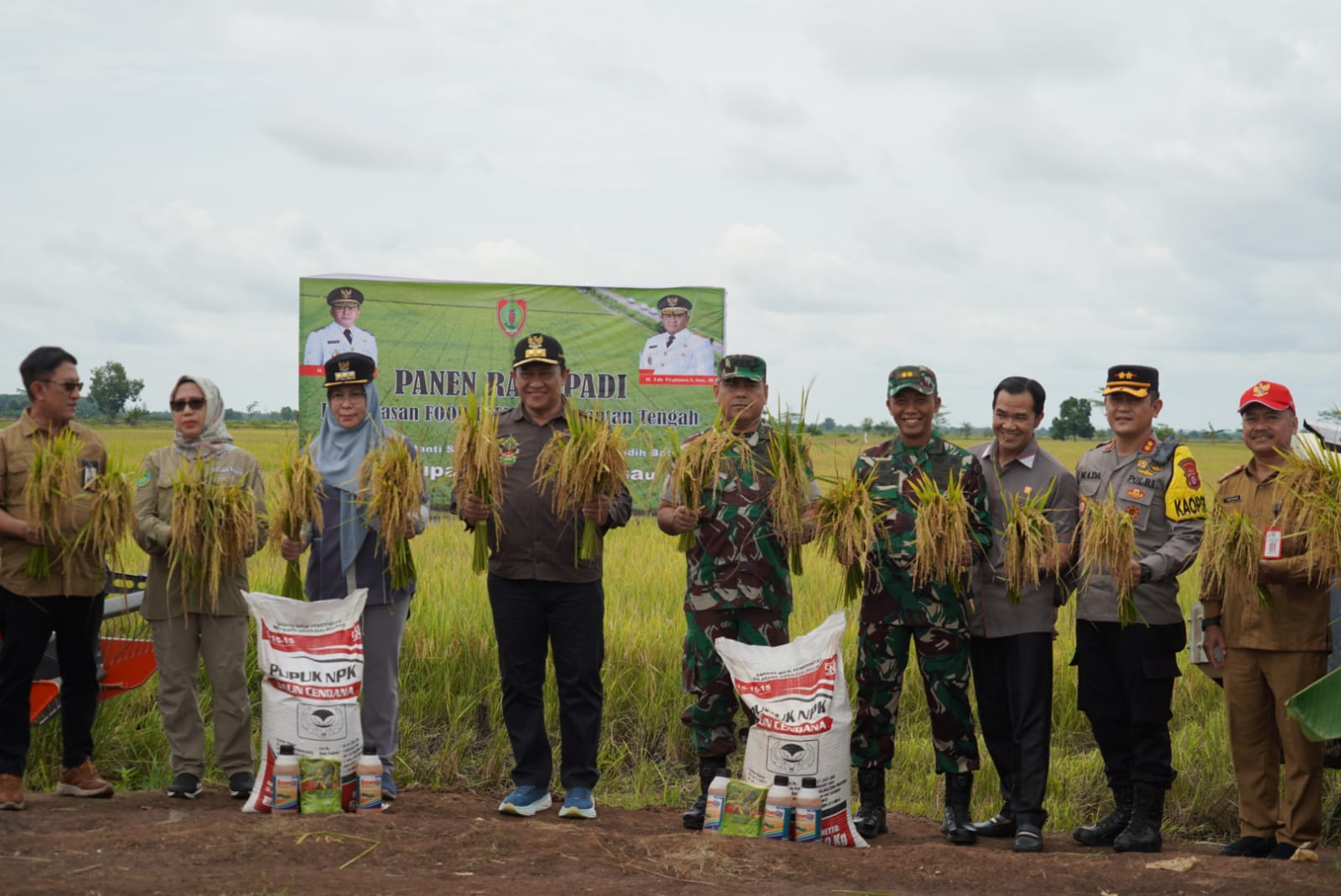 Wagub Kalteng Edy Pratowo Panen Raya Padi di Kawasan Food Estate