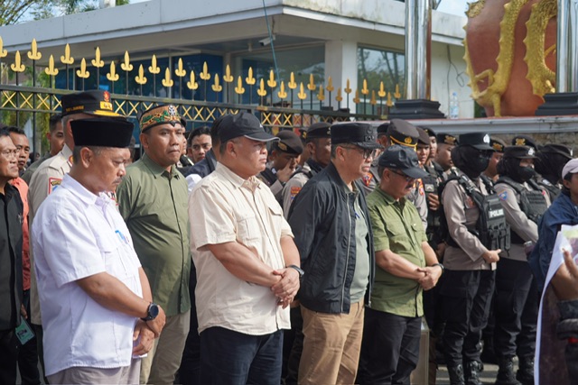 Plt Sekda Kalteng Leonard S Ampung Terima Aspirasi dari Mahasiswa serta Gabungan Organisasi Buruh Aktivis Hak Asasi Masyarakat Sipil di Kalteng