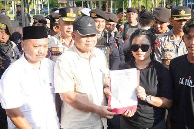 Plt Sekda Kalteng Leonard S Ampung Terima Aspirasi dari Mahasiswa serta Gabungan Organisasi Buruh Aktivis Hak Asasi Masyarakat Sipil di Kalteng