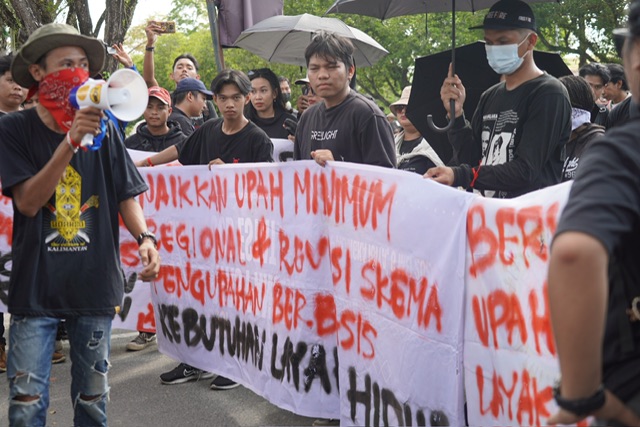 Plt Sekda Kalteng Leonard S Ampung Terima Aspirasi dari Mahasiswa serta Gabungan Organisasi Buruh Aktivis Hak Asasi Masyarakat Sipil di Kalteng