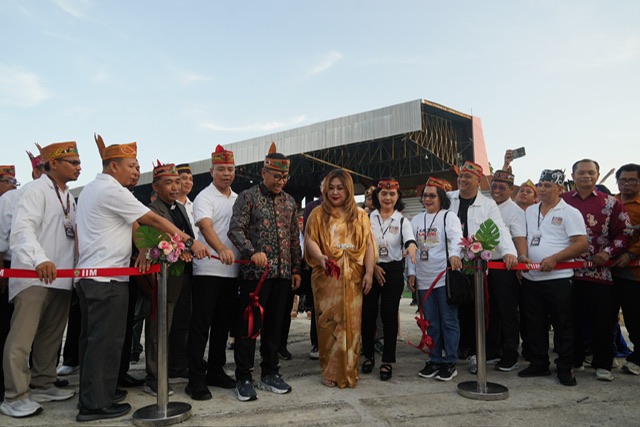 Plt Sekda Kalteng Leonard S Ampung Buka Bazar UMKM pada Kegiatan Ucapan Syukur dan Paskah Kalteng