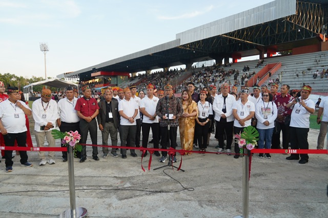 Plt Sekda Kalteng Leonard S Ampung Buka Bazar UMKM pada Kegiatan Ucapan Syukur dan Paskah Kalteng