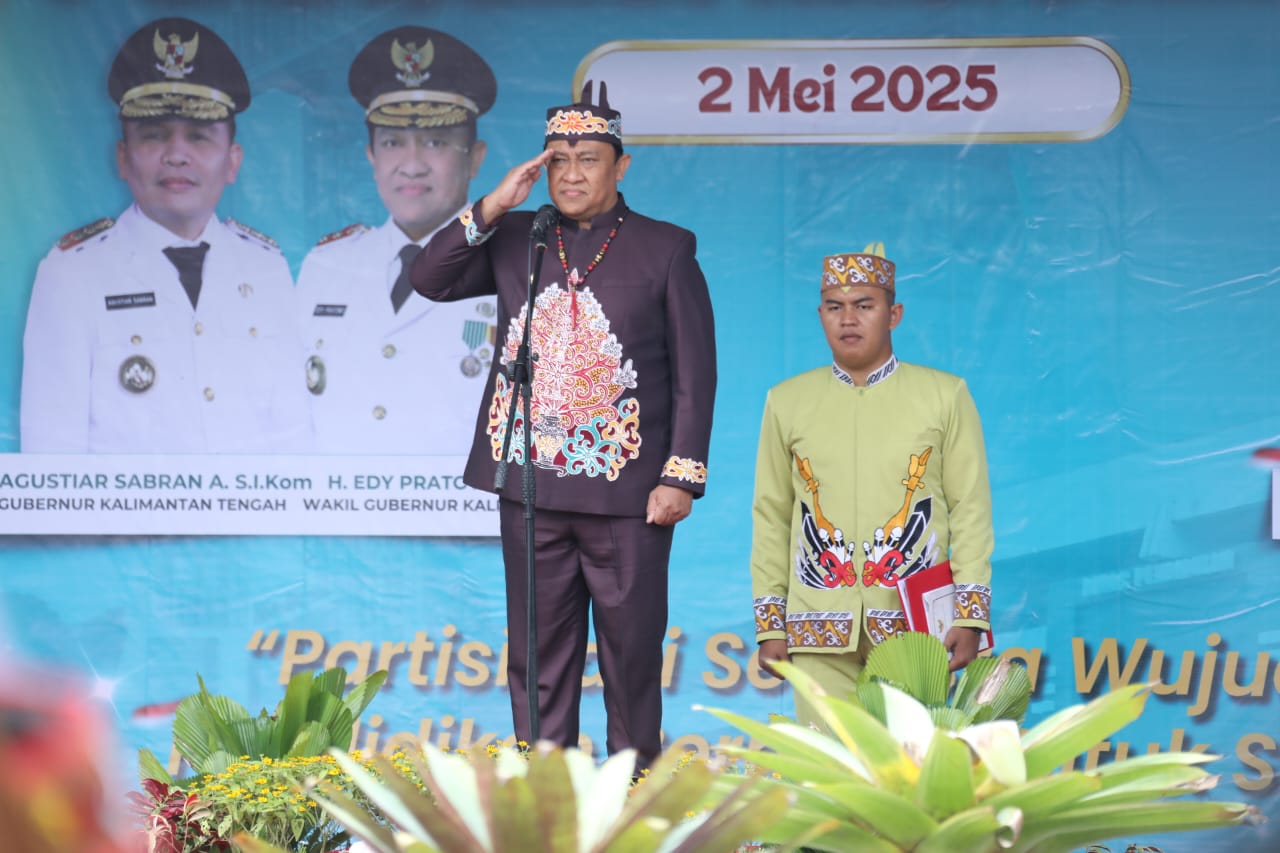 Wagub Kalteng Edy Pratowo Jadi Inspektur Upacara Bendera Peringatan Hari Pendidikan Nasional Tahun 2025