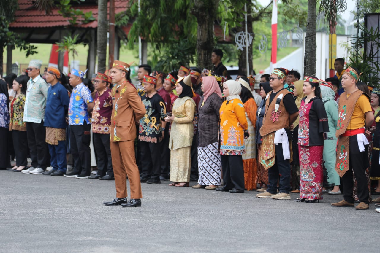 Wagub Kalteng Edy Pratowo Jadi Inspektur Upacara Bendera Peringatan Hari Pendidikan Nasional Tahun 2025