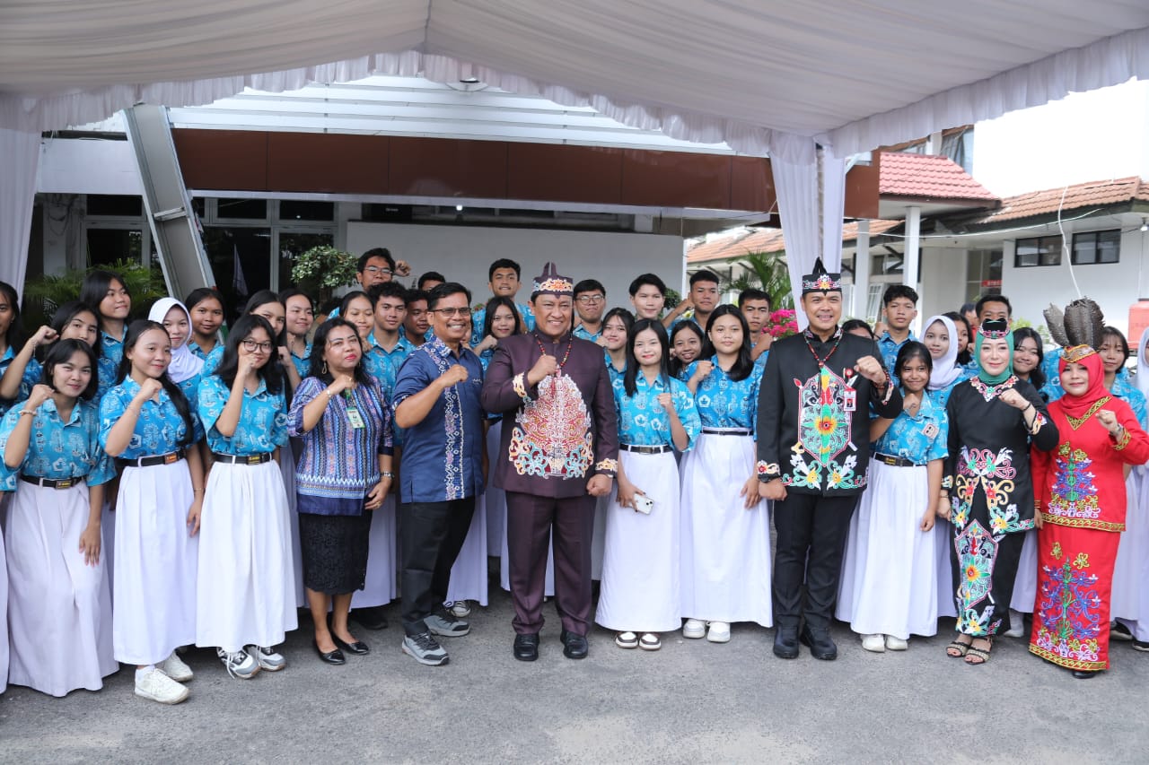 Wagub Kalteng Edy Pratowo Jadi Inspektur Upacara Bendera Peringatan Hari Pendidikan Nasional Tahun 2025