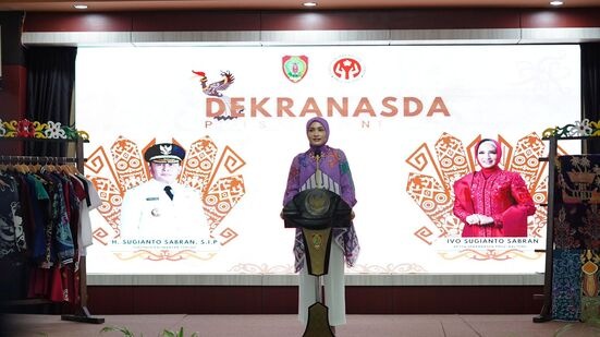 Kadisbudpar Prov. Kalteng Dukung Pengembangan Desain Kriya dan Wastra