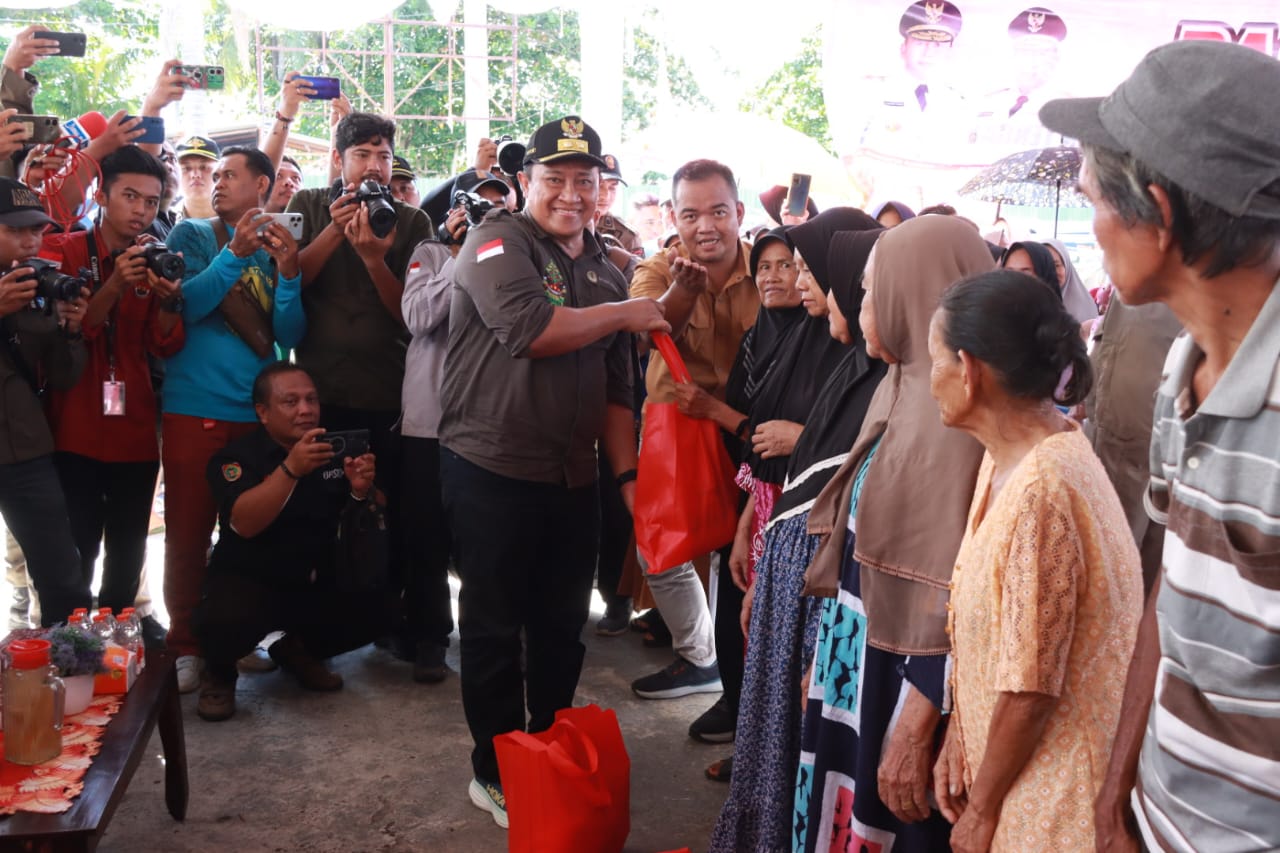 Wagub Edy Pratowo Buka Pasar Penyeimbang di Halaman Kantor Camat Dusun Selatan