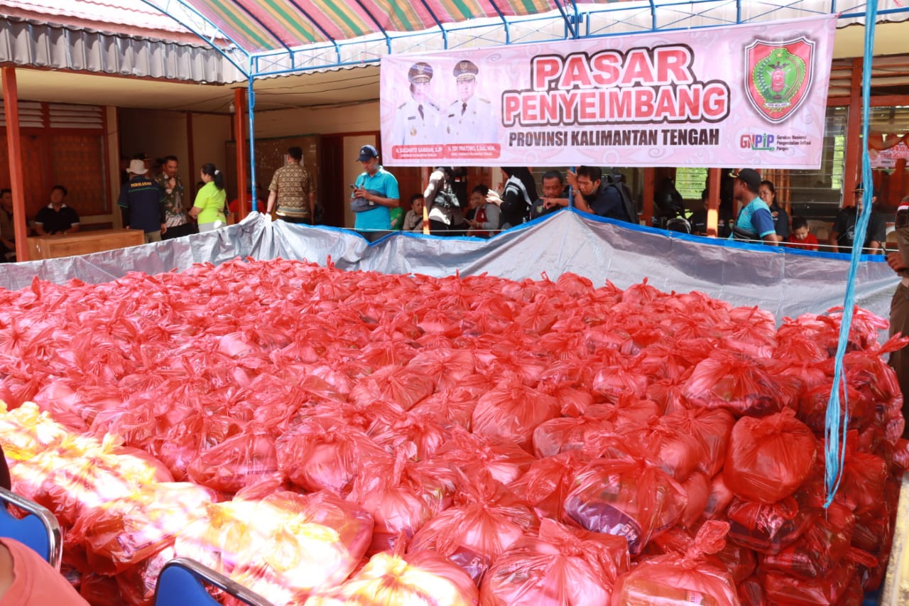 Wagub Edy Pratowo Buka Pasar Penyeimbang di Halaman Kantor Camat Dusun Selatan