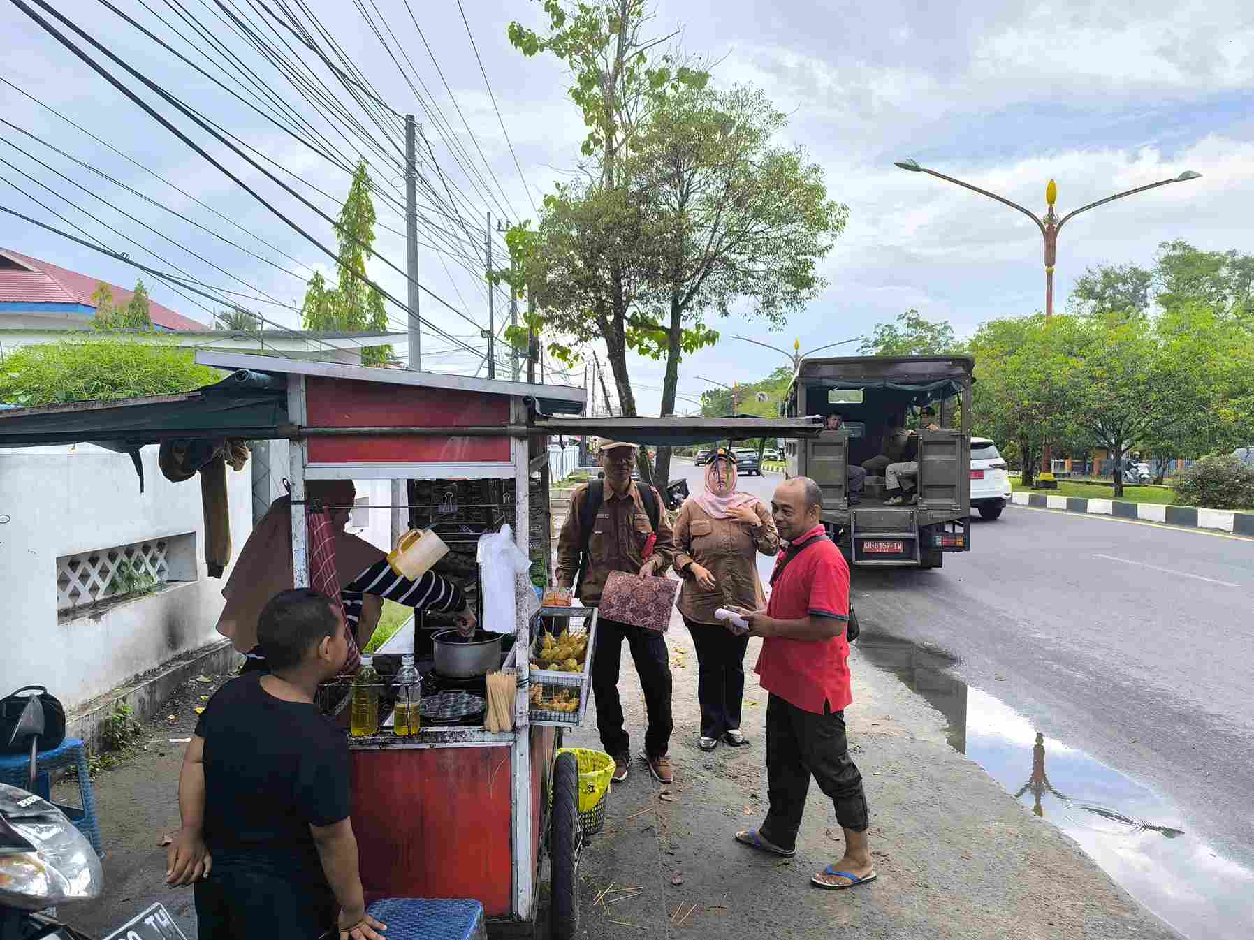 Satpol PP Laksanakan Sosialisasi dan Pembinaan Kepada Masyarakat, Pelaku Usaha, dan Pedagang Kaki Lima