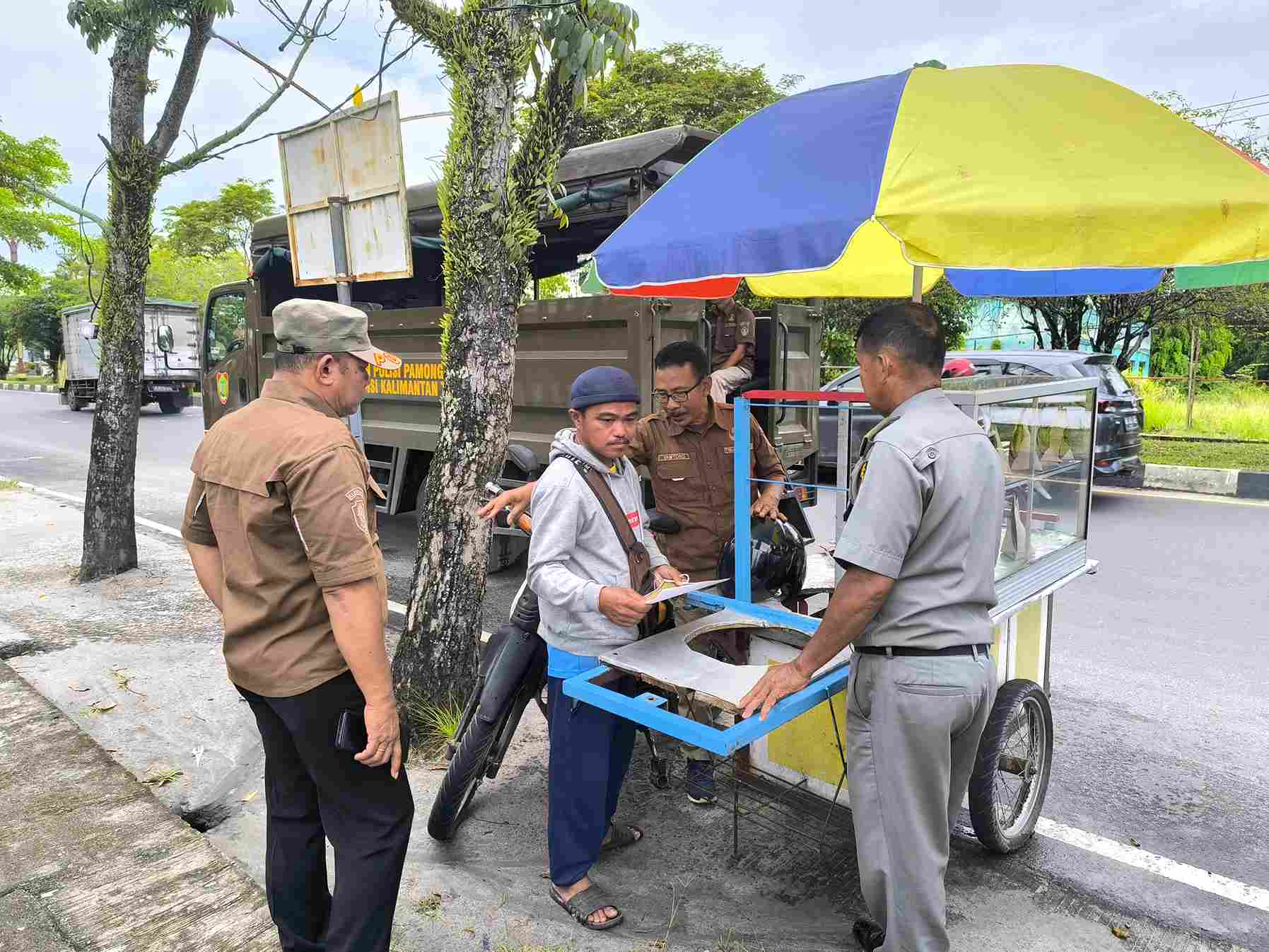 Satpol PP Laksanakan Sosialisasi dan Pembinaan Kepada Masyarakat, Pelaku Usaha, dan Pedagang Kaki Lima