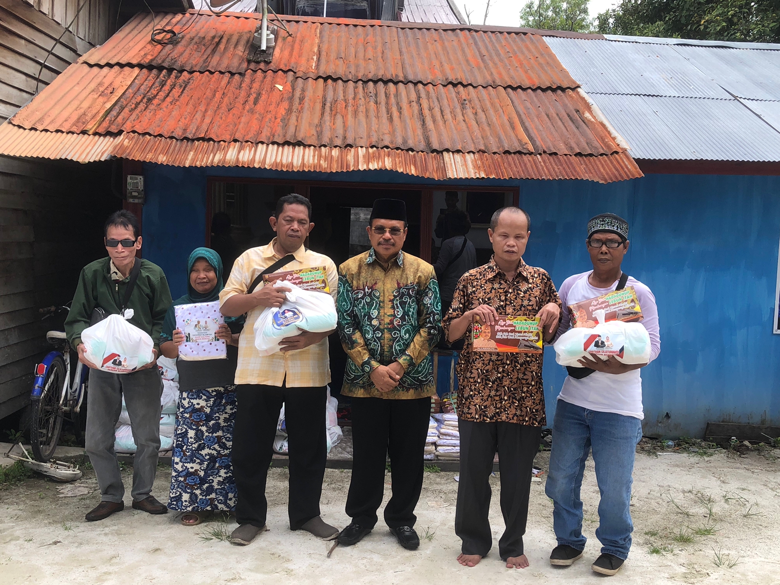 Sekda Prov. Kaltang Serahkan Bingkisan Ramadan Berkah Kepada Penyandang Disabilitas di Kota Palangka Raya