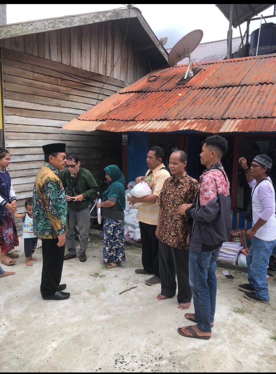 Sekda Prov. Kaltang Serahkan Bingkisan Ramadan Berkah Kepada Penyandang Disabilitas di Kota Palangka Raya