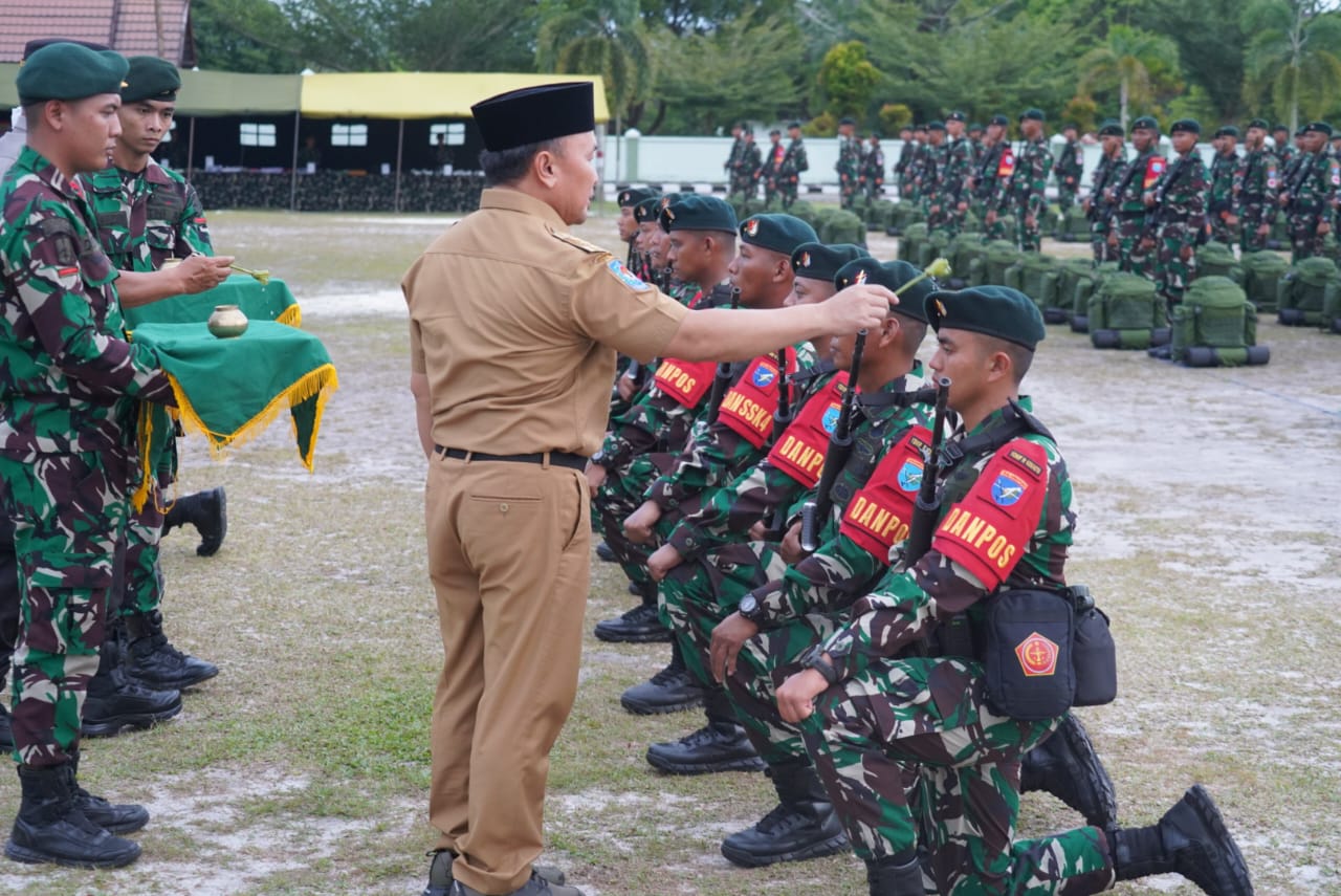 Gubernur Sugianto Sabran Hadir Secara Langsung Upacara Pemberangkatan Satgas Yonif 631 Antang