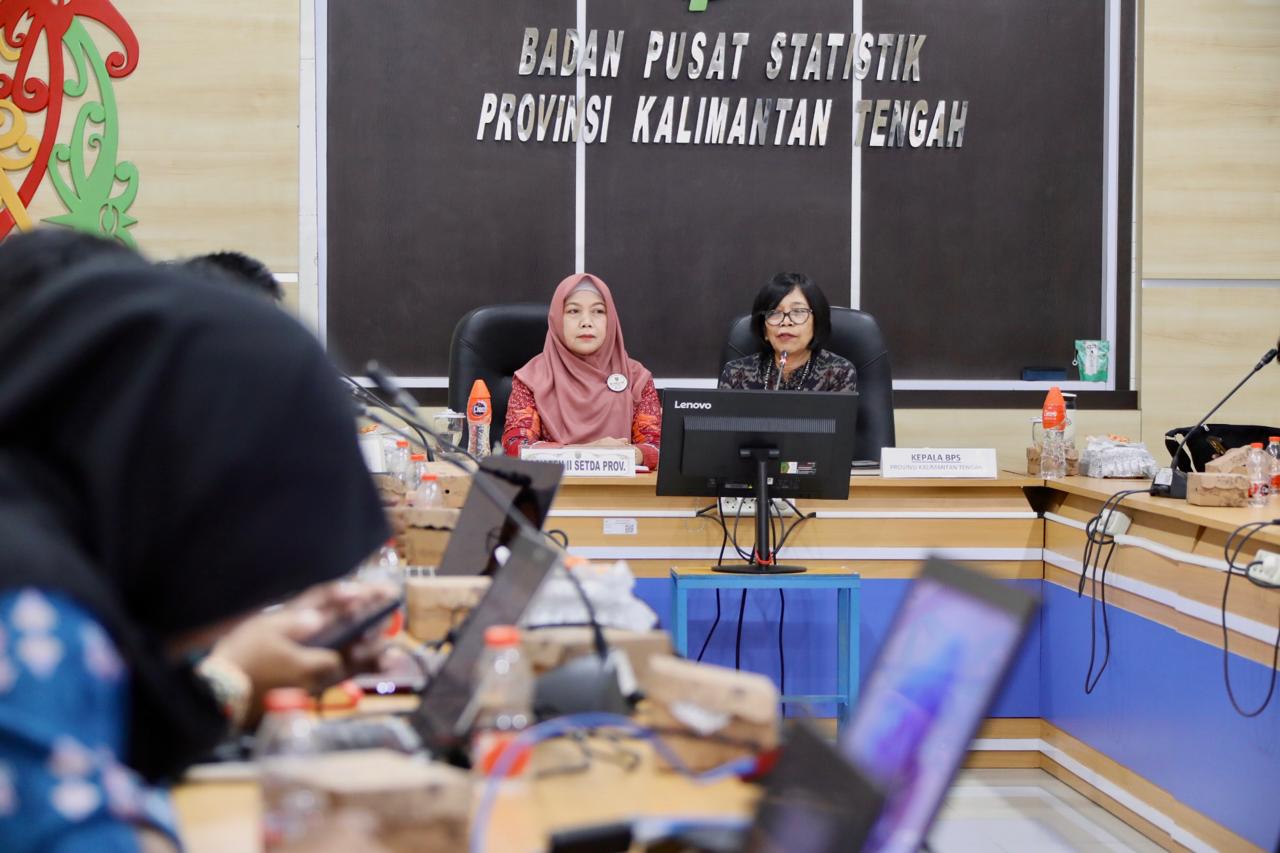 Asisten Ekbang Sri Widanarni Hadiri Konferensi Pers Berita Resmi Statistik BPS Prov. Kalteng
