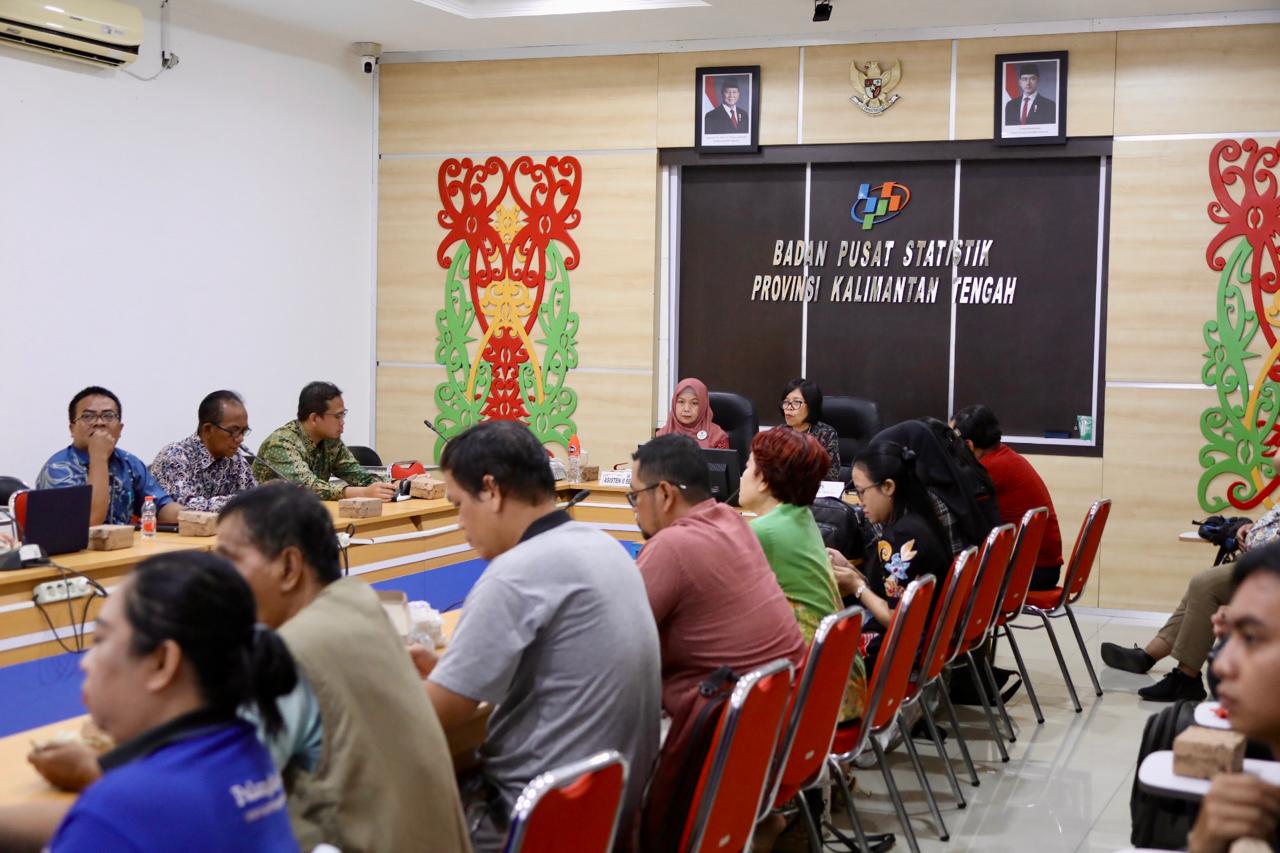 Asisten Ekbang Sri Widanarni Hadiri Konferensi Pers Berita Resmi Statistik BPS Prov. Kalteng