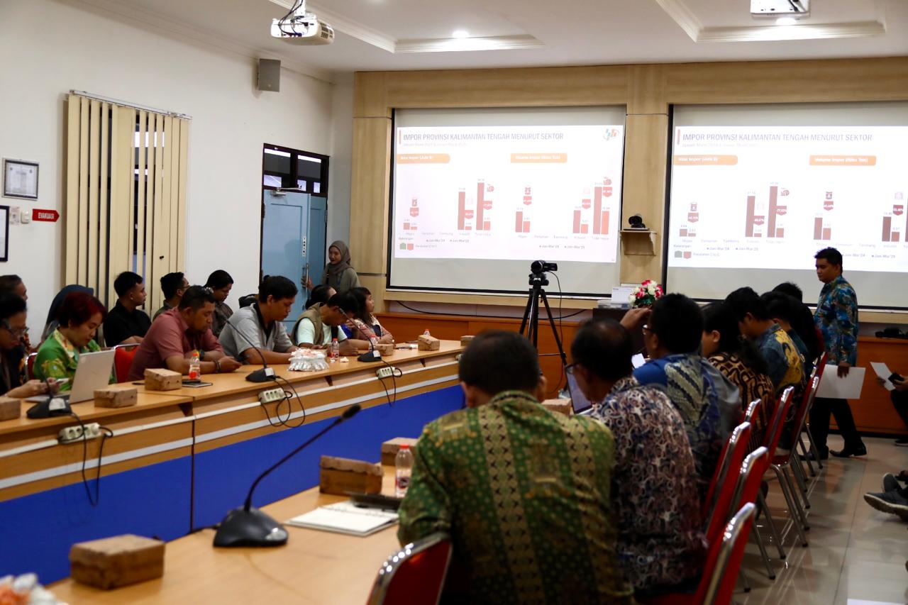 Asisten Ekbang Sri Widanarni Hadiri Konferensi Pers Berita Resmi Statistik BPS Prov. Kalteng