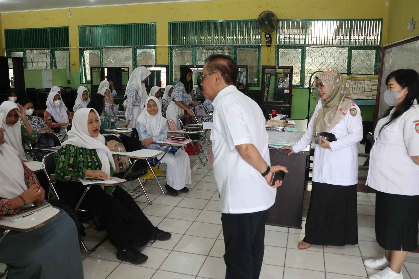 Plt. Kepala Disdik Herson B. Aden Tinjau Kegiatan Belajar Mengajar di Lingkungan SMK Negeri 3