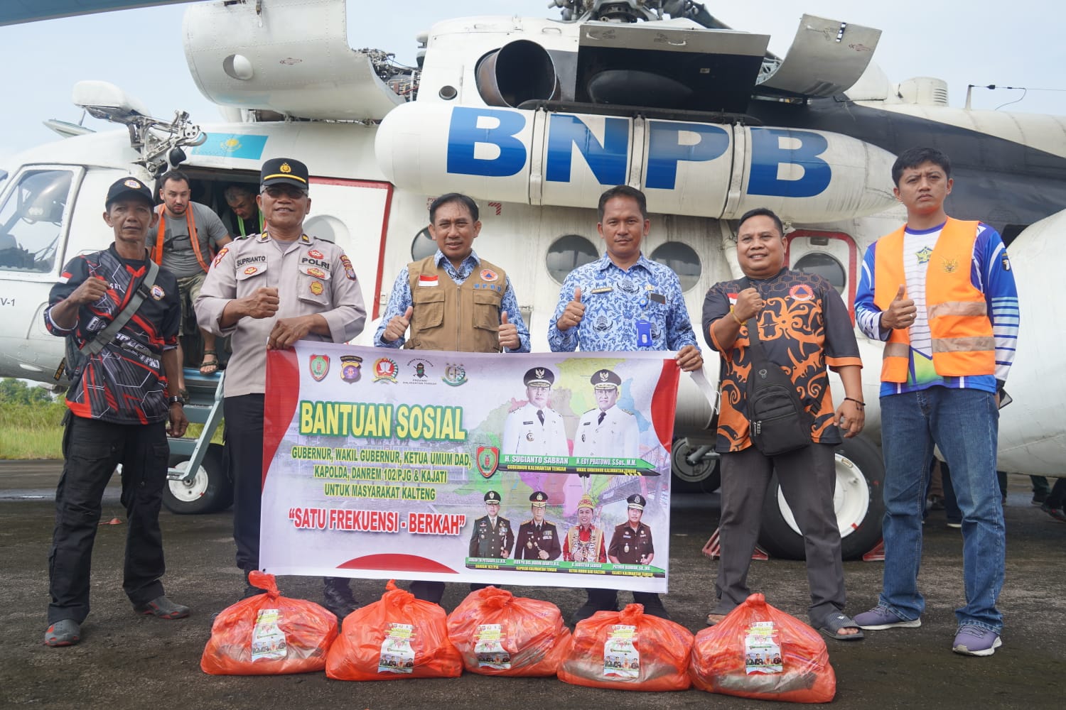 Pemprov. Kalteng Distribusikan Bantuan Sembako Sebanyak 829 Paket Kepada Masyarakat Terdampak Banjir Di Kecamatan Seruyan Hulu