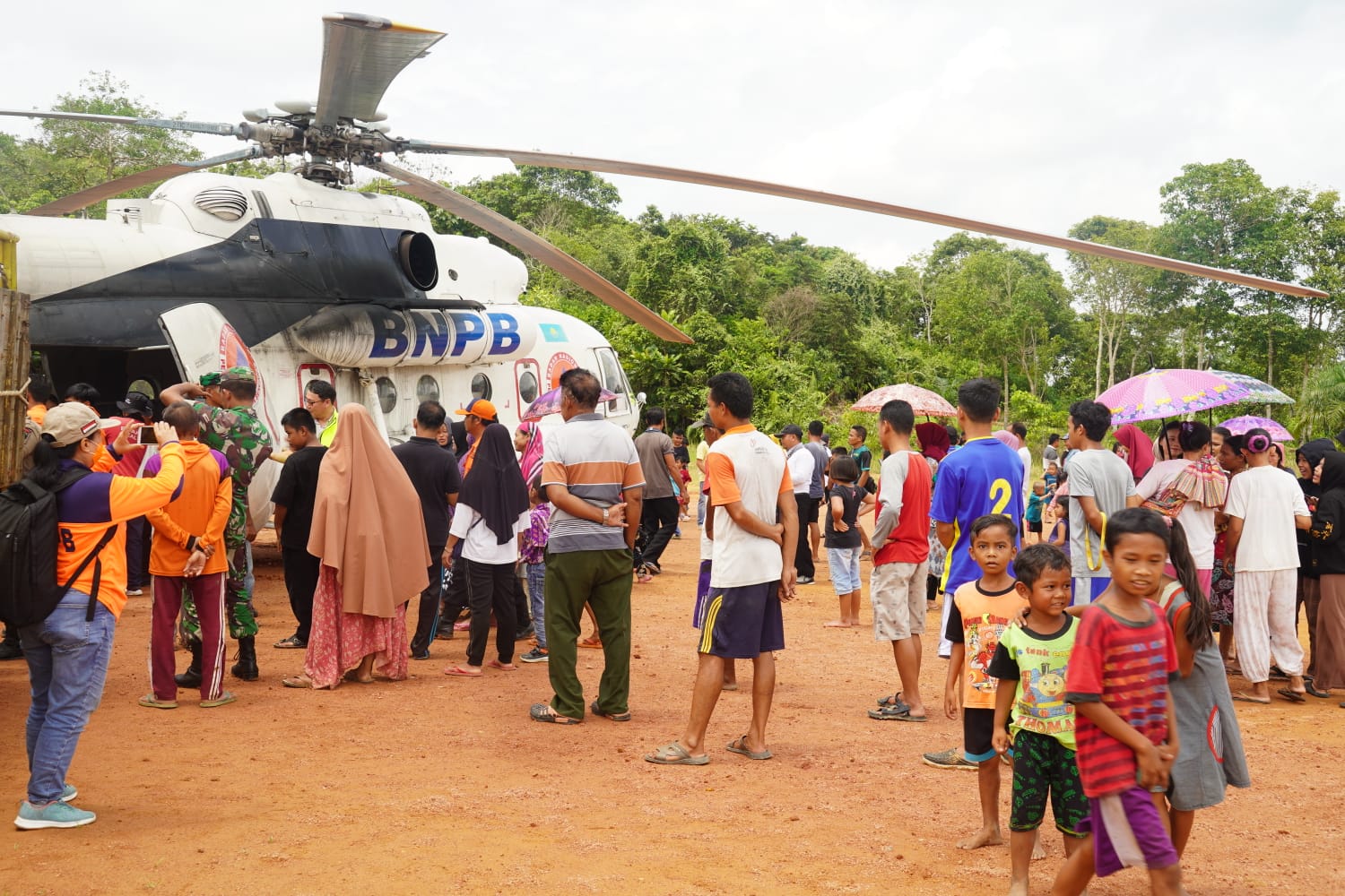 Pemprov. Kalteng Distribusikan Bantuan Sembako Sebanyak 829 Paket Kepada Masyarakat Terdampak Banjir Di Kecamatan Seruyan Hulu