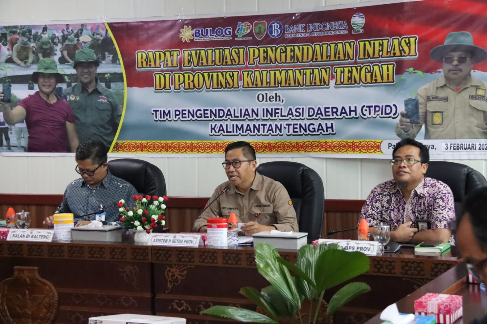 Asisten Ekbang Leonard S. Ampung Pimpin Rapat Evaluasi Pengendalian Inflasi