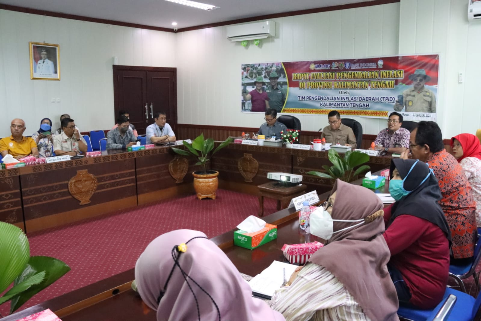 Asisten Ekbang Leonard S. Ampung Pimpin Rapat Evaluasi Pengendalian Inflasi