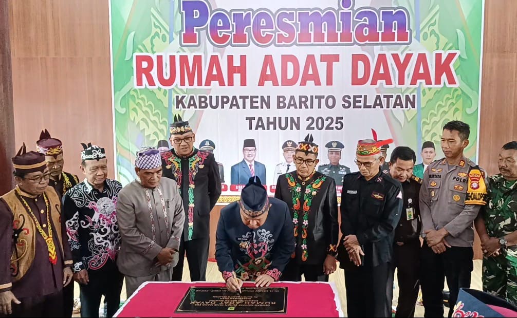 Penjabat bupati Barsel: Rumah adat merupakan simbol identitas dan kebanggaan masyarakat dayak