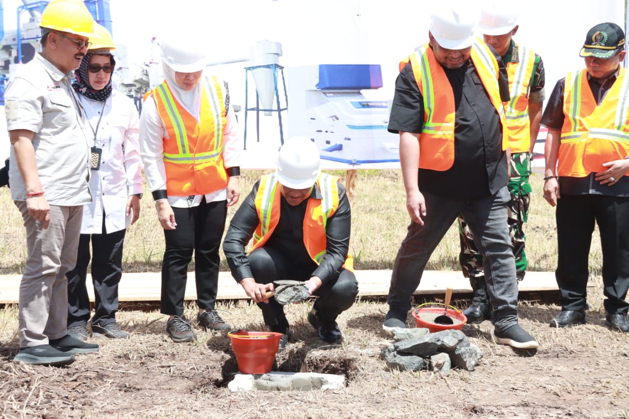 Wagub Kalteng Bersama Dirjen Perkebunan Kementerian Pertanian RI Lakukan Peletakan Batu Pertama atau Pembangunan Rice Milling Unit dan Rice to Rice di Desa Pantik