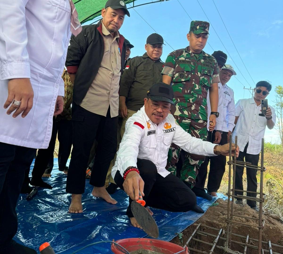 Wagub Kalteng Bersama Dirjen Perkebunan Kementerian Pertanian RI Lakukan Peletakan Batu Pertama atau Pembangunan Rice Milling Unit dan Rice to Rice di Desa Pantik