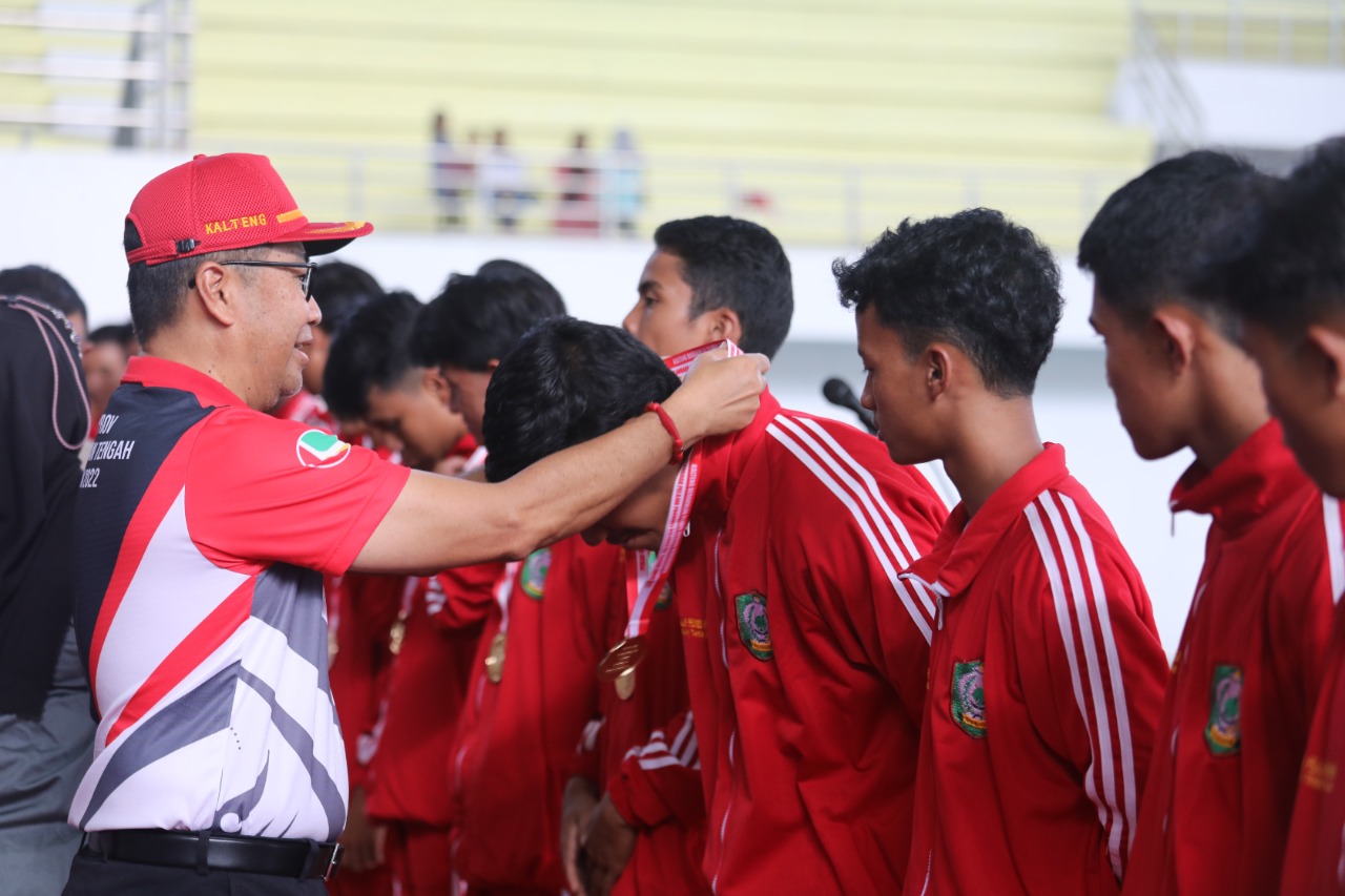 Asisten Ekbang Leonard S. Ampung Tutup POPPROV Kalteng Tahun 2022