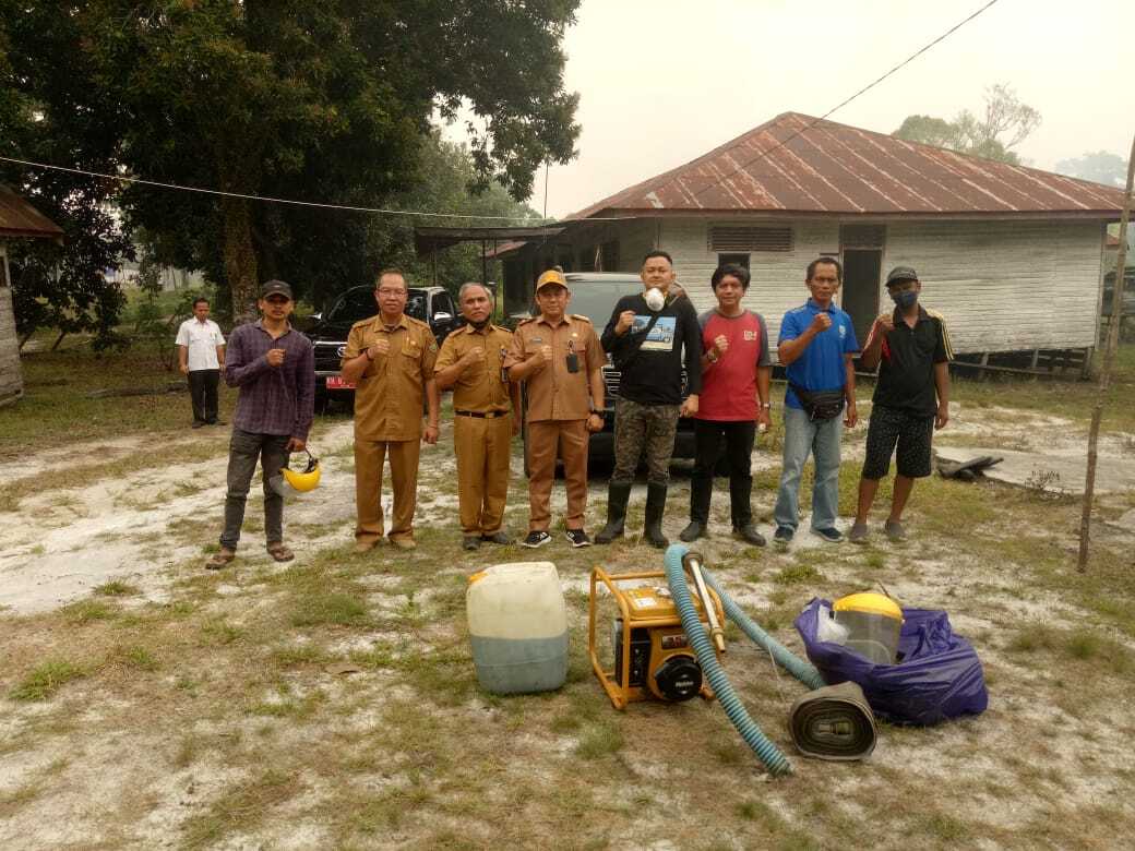 Tim Karhutla Dinas ESDM Prov. Kalteng Bantu Padamkan Titik Api