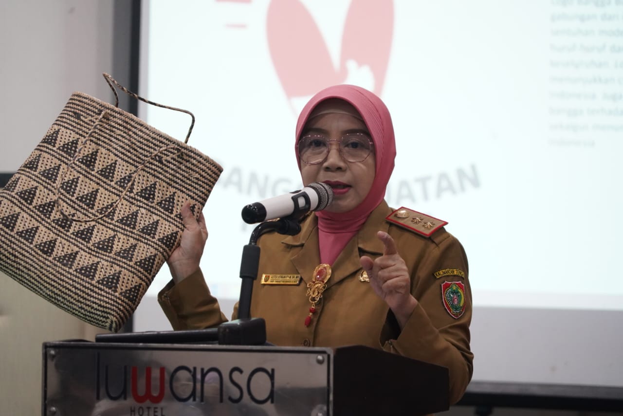 Kadisdagperin Prov. Kalteng Aster Bonawaty Buka Sosialisasi Peningkatan Penggunaan Produk Dalam Negeri