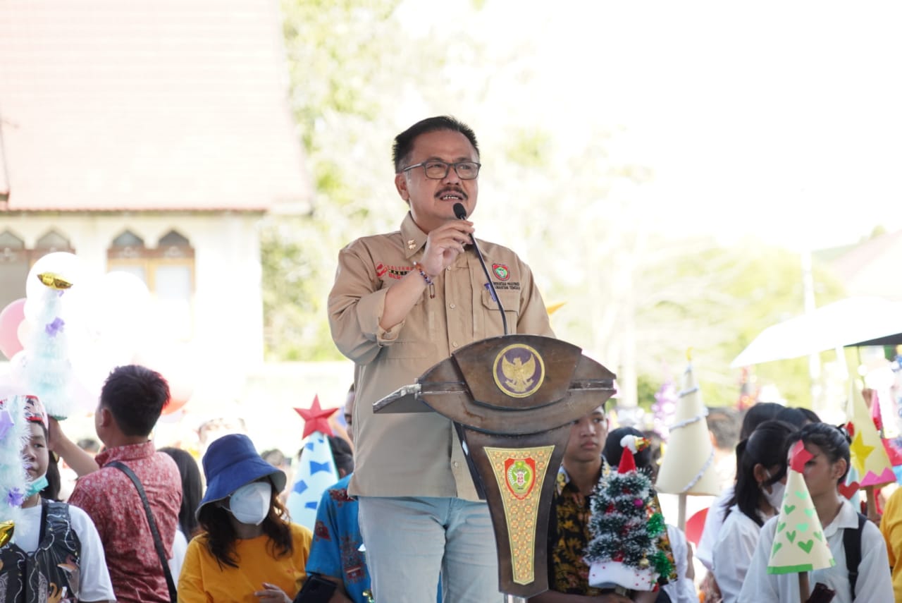 Sahli Herson B. Aden Lepas Peserta Parade Natal 2023