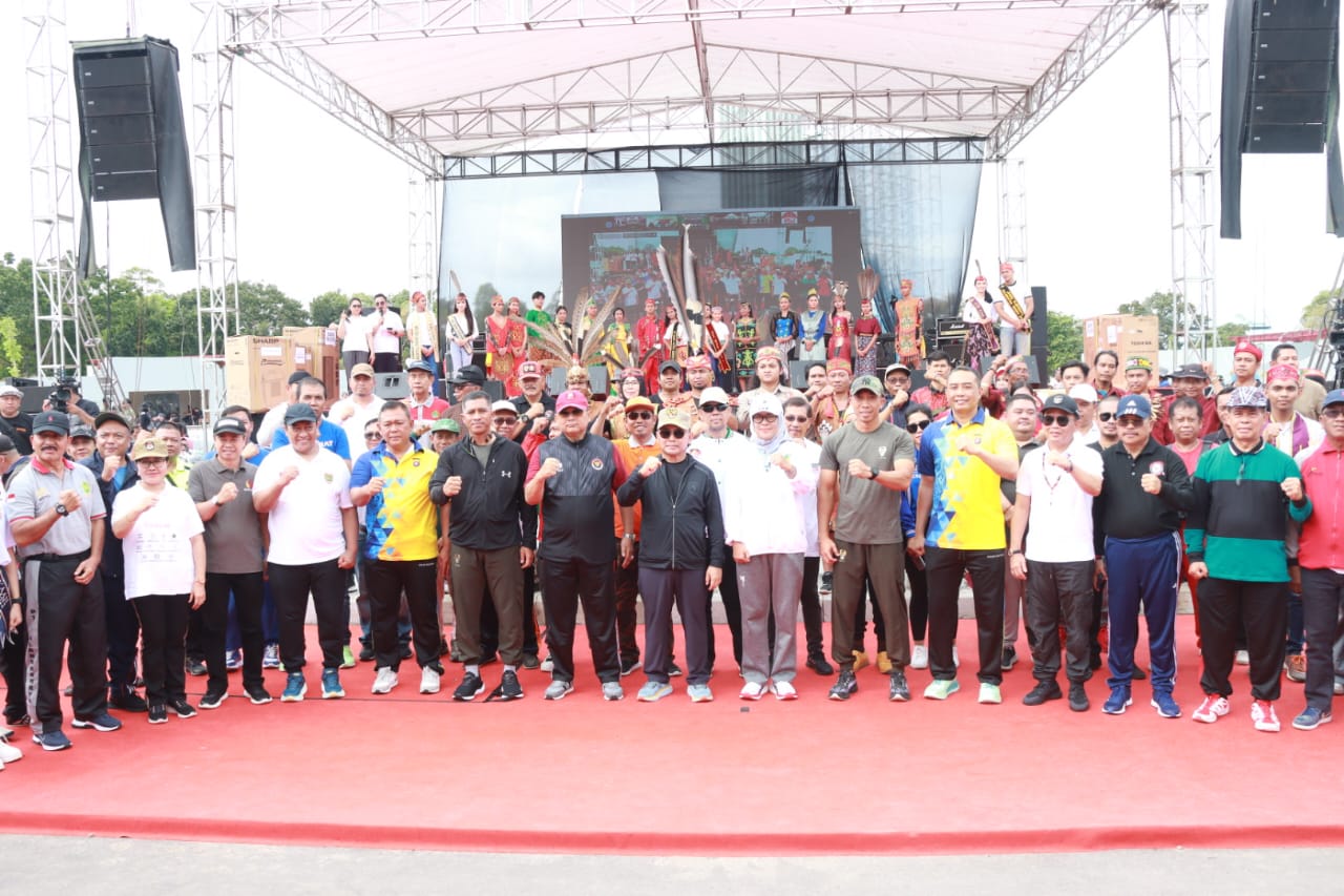 Gubernur Sugianto Sabran Buka Kegiatan Jalan Sehat dan Deklarasi Pemilu Damai Tahun 2024 se-Kalteng