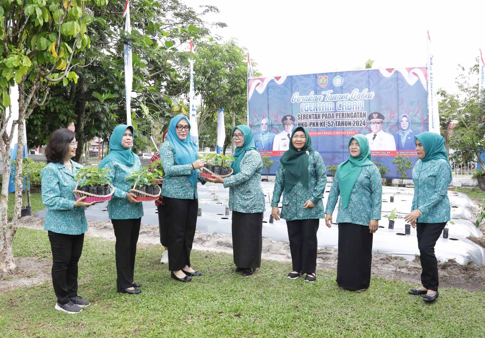 Tim Penggerak PKK Prov. Kalteng Ikuti Kegiatan Gerakan Tanam Cabai Serentak