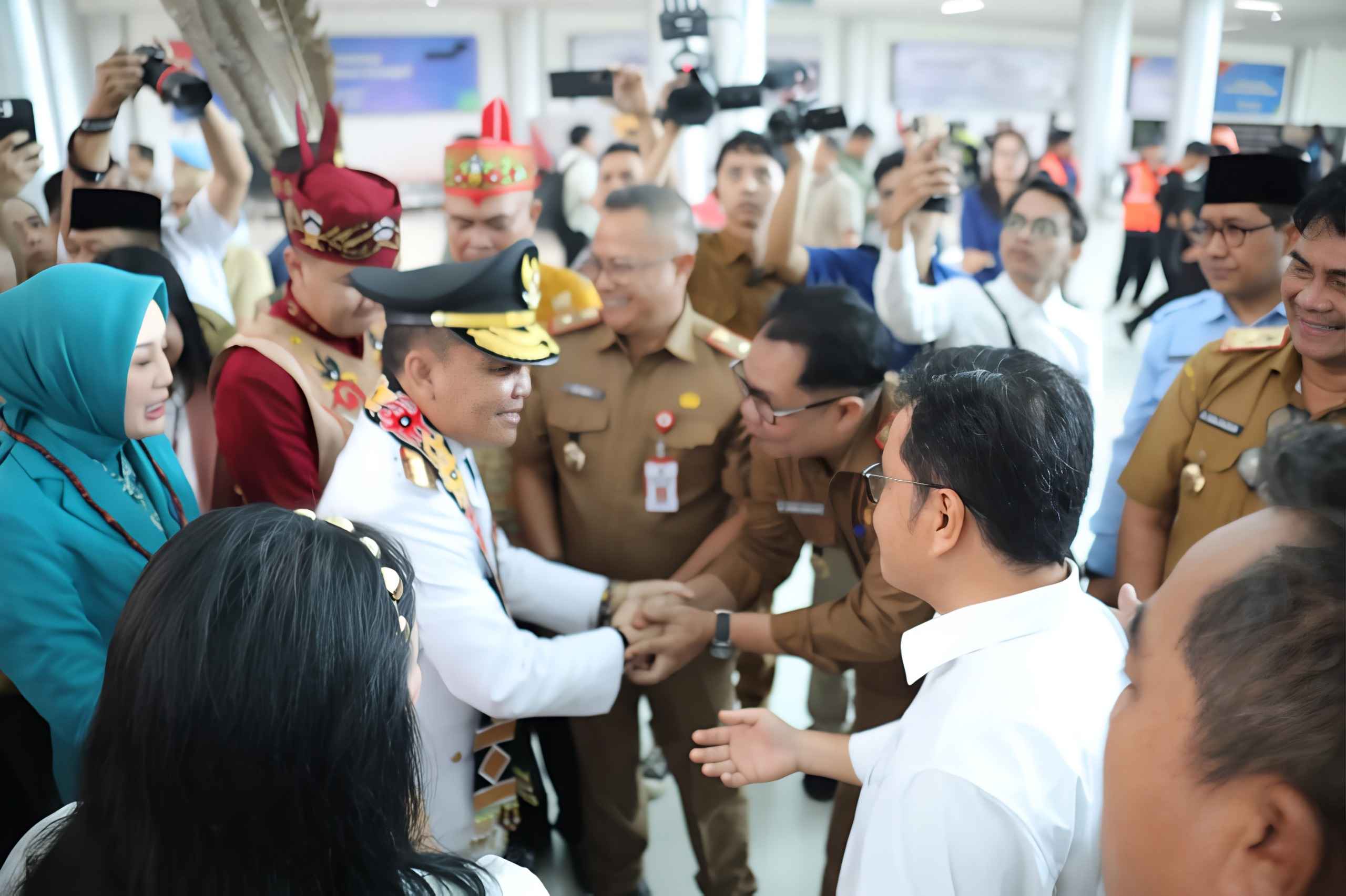 ASN Dislutkan Prov. Kalteng Sambut Kedatangan Gubernur Kalteng Agustiar Sabran dan Wakil Gubernur Kalteng Edy Pratowo