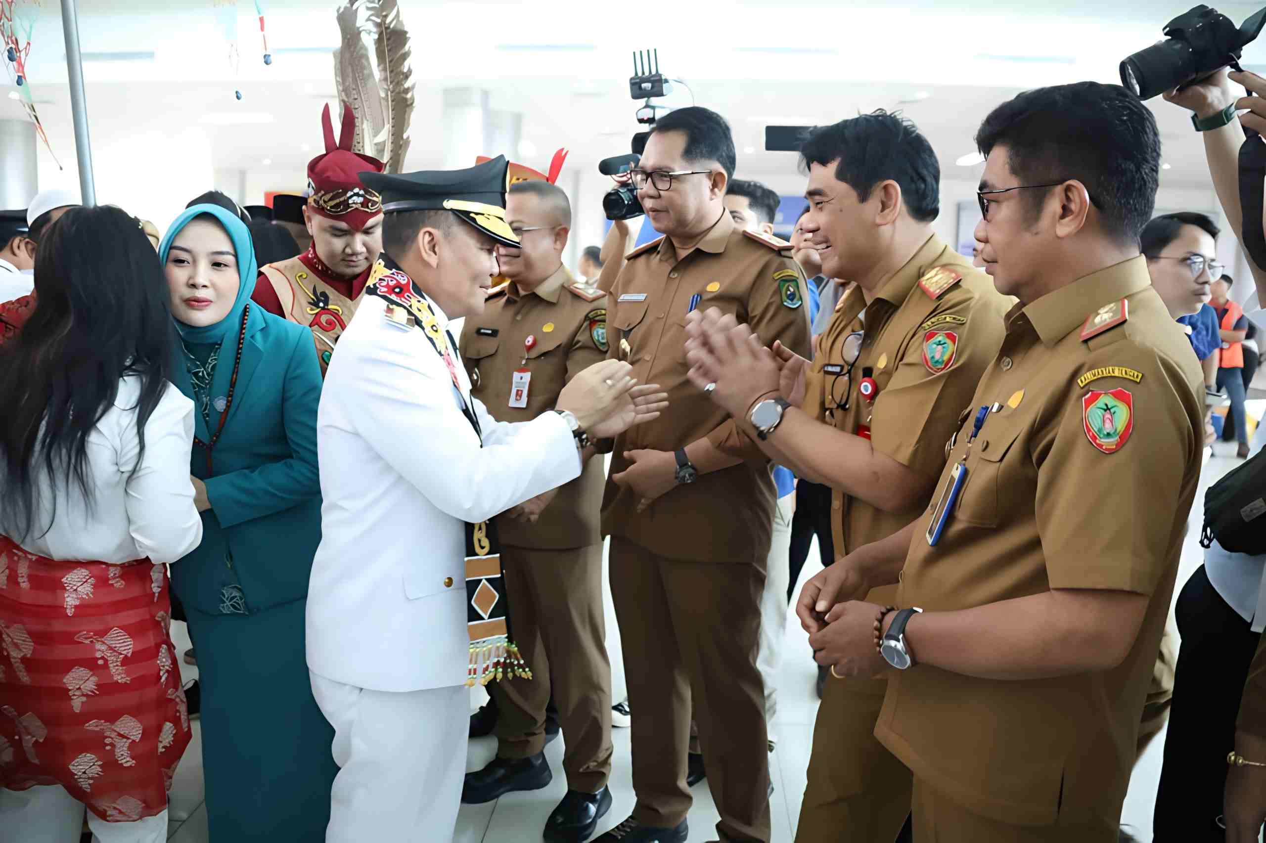 ASN Dislutkan Prov. Kalteng Sambut Kedatangan Gubernur Kalteng Agustiar Sabran dan Wakil Gubernur Kalteng Edy Pratowo