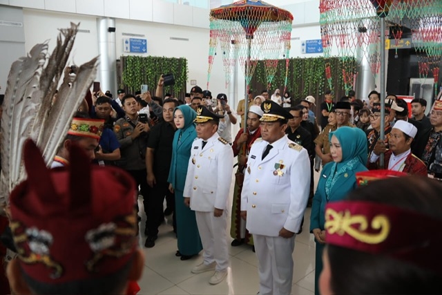 Gubernur Kalteng dan Wakil Gubernur Kalteng beserta Istri Disambut Upacara Adat dan Doa Keselamatan