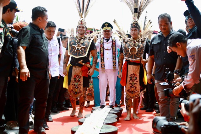 Gubernur Kalteng dan Wakil Gubernur Kalteng beserta Istri Disambut Upacara Adat dan Doa Keselamatan